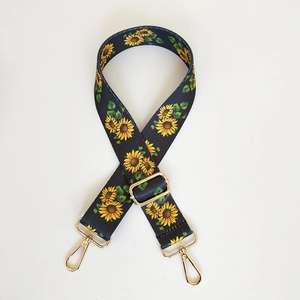 Dettaglio della tracolla da 3,8 cm con motivo a girasole e ganci in metallo dorato