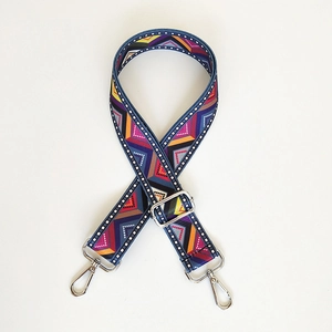 Dettaglio tracolla in jacquard geometrico colorato con ganci in metallo argentato