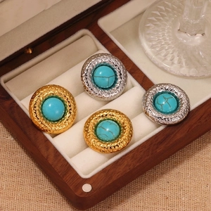 Elegant hammered round earrings with turquoise inlay in gold and silver finish