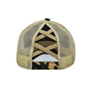 Détail des bandes élastiques croisées sur casquette de baseball beige avec filet