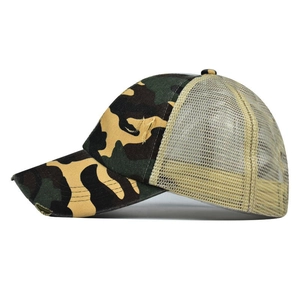 Vue latérale de casquette camouflage pour queue de cheval avec filet beige au dos