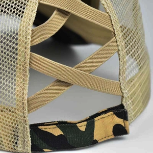 Vue macro de l'arrière d'une casquette beige avec élastique croisé et détails camouflage