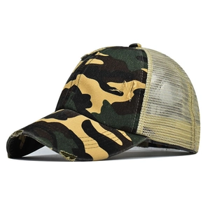 Détail de casquette camouflage pour queue de cheval avec visière usée et filet beige