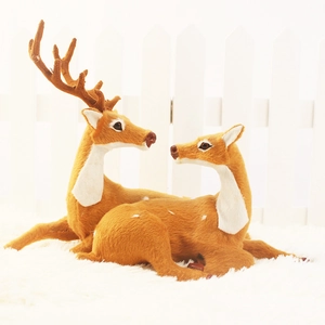 Paire de figurines de rennes de Noël réalistes avec fourrure orange sur tapis blanc doux