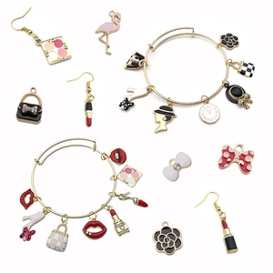 Set di 13 gioielli smaltati dorati con rossetto, ciondoli floreali e strass lucidi