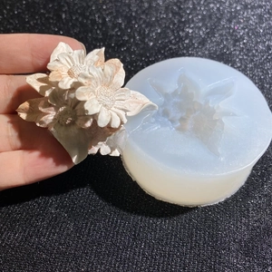 Dettaglio dello stampo in silicone floreale e fiori in resina con trama di petali fini