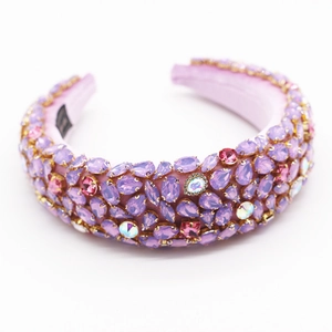 Détail d'un serre-tête baroque rose avec strass violets et arc-en-ciel