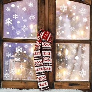 Weihnachts-Schneeflocken-Fensterbilder-Set am Holzrahmen mit gemütlichem Strickschal-Dekor