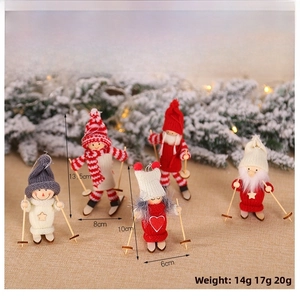 Detailed size display of wooden skiing dolls with knitted outfits for Christmas tree decor