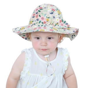 Detail der Baby-Sonnenhut mit Blumenmuster, verstellbarem Kordelzug und Schleife