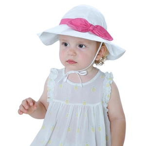 Details des Baby-Sonnenhuts mit rosa Schleife und Bindeband für sicheren Halt
