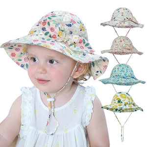 Sommerlicher Baumwoll-Sonnenhut für Babys mit Blumenmuster, breiter Krempe und Kinnriemen