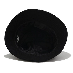 Dettaglio del cappello a secchiello nero con fodera in rete traspirante e twill di cotone