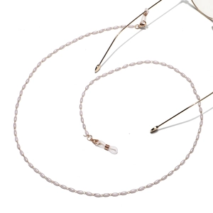 Chaîne à lunettes dorée avec perles roses ovales et boucles en silicone antidérapantes