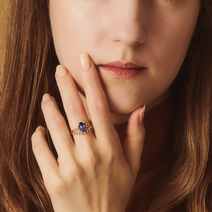 Anello in argento S925 con lapislazzuli blu e cristalli su mano modella