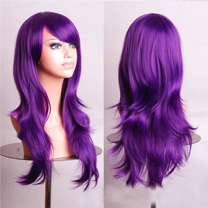 Vista frontal y trasera de una peluca cosplay rizada morada de 70 cm con flequillo