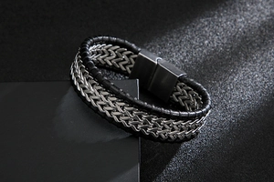 Detail eines mehrlagigen Herrenarmbands aus Leder und Stahl mit Magnetverschluss auf Box