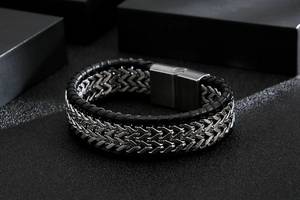Detailansicht Herrenarmband aus Leder und Edelstahl mit einem Magnetverschluss