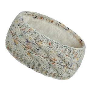 Detail eines Winter-Strickstirnbands mit buntem Garn und dickem weißen Fleecefutter