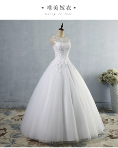 Dettaglio di delicati ricami in pizzo e tulle a strati su un abito da sposa bianco