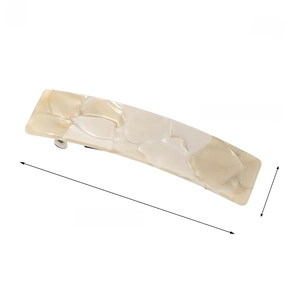 Détail de la pince à cheveux carrée en acétate marbré crème, 9 cm et poids de 13 g