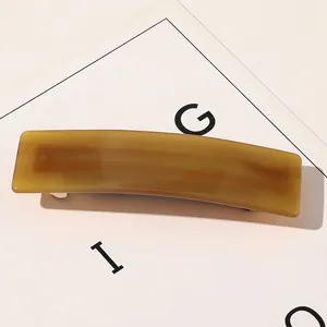 Détail du clip à cheveux carré en acétate ambré avec un motif écaille de tortue élégant