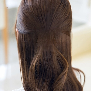 Détail d'une pince à cheveux carrée en acétate avec motif marbré vert et rose sur cheveux