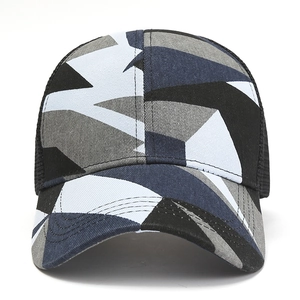 Detail der Trucker-Mütze mit geometrischem Camouflage und atmungsaktivem Netzteil