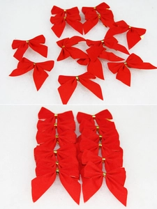 Détail de douze nœuds de Noël rouges soigneusement disposés pour la décoration de cadeaux