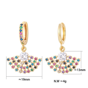 Detail of colorful fan-shaped zircon earrings with size markings 19mm and 13mm
