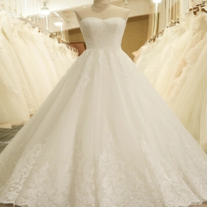 Elegante abito da sposa bianco a cuore con gonna a palloncino in tulle e ricami in pizzo