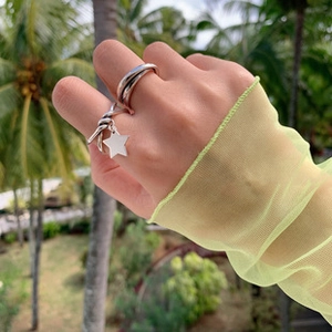 Nahaufnahme von 925er Silberringen mit Sternanhänger und mehrlagigem Banddesign für Damen