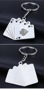 Dettaglio macro del portachiavi carte da poker scala reale in lega d'argento fronte e retro