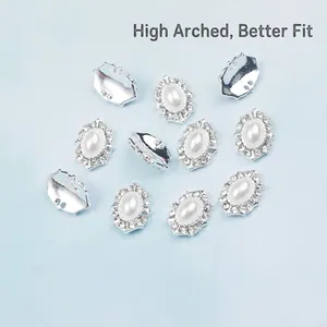 Bijoux d'ongles ovales avec perles et base en alliage argenté en vue à plat éparpillée