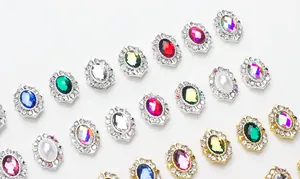 Vue macro de strass à ongles ovales colorés avec placage en alliage d'or et d'argent
