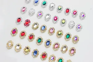 Détail macro de strass ovales pour ongles avec cadres en alliage doré et argenté