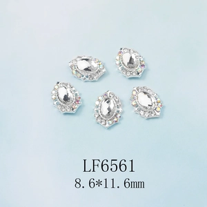 Vue macro des bijoux d'ongles ovales avec base en argent et pierres en cristal