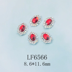 Vue macro détaillée de charms rubis rouges ovales avec strass brillants 8,6*11,6mm