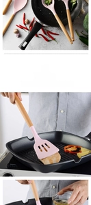 Set di 11 utensili da cucina in silicone rosa con manici in legno e spatole resistenti