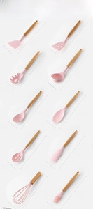 Dettaglio degli utensili da cucina in silicone rosa con manici in legno naturale