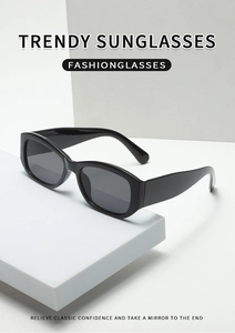 Makroaufnahme einer stylischen glänzend schwarzen rechteckigen Sonnenbrille auf Stativ