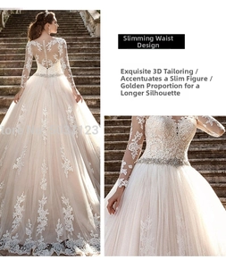Détails de robe de mariée en dentelle avec dos transparent et ceinture en strass