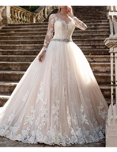 Détails de la robe de mariée à manches longues, col en V, dentelle et ceinture en strass