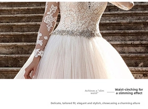 Détail de robe de mariée ivoire avec broderie en dentelle et ceinture en strass brillant