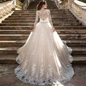 Robe de mariée élégante à manches longues en dentelle avec traîne luxueuse et broderie
