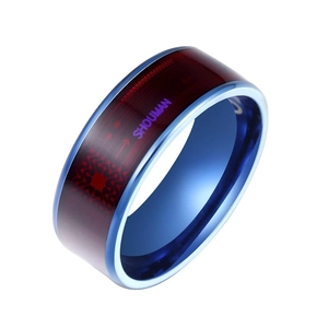 Detailansicht eines blau leuchtenden Rings mit rotem Inlay und Leiterplattendesign