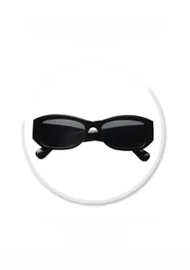 Detailansicht der schwarzen quadratischen Sonnenbrille mit Modellinfo am Bügel und Gläsern