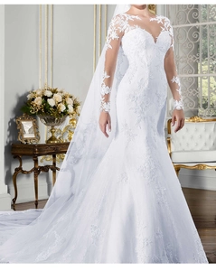 Détail d'une robe de mariée sirène blanche avec appliques en dentelle et décolleté en V