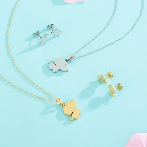 Ensemble bijoux collier et boucles d'oreilles chiot en finitions or et argent