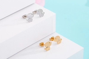 Vue détaillée de boucles d'oreilles mignonnes en forme de chien en finitions or et argent